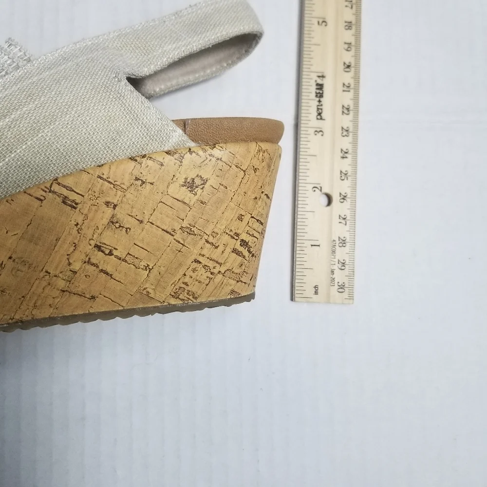 CALI FROM SKECHERS LUXE FOAM LIGHT TAN WEDGE SIZE 8.5